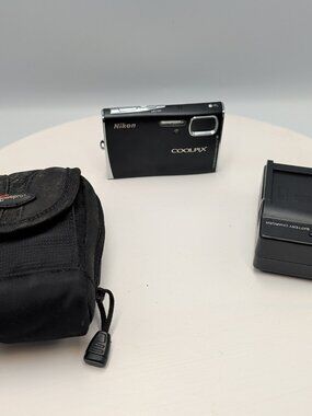 Nikon COOLPIX S51 8.1MP Digital Camera W Charger & Case Bag Working Black Silver